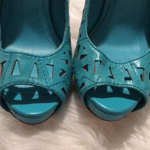 BCBG Generation platform shoe. - Picture 3 of 7